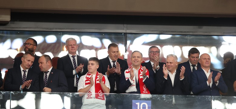 Karol Nawrocki na trybunach obok prezesa PZPN. Prezydent po meczu odwiedził piłkarzy w szatni