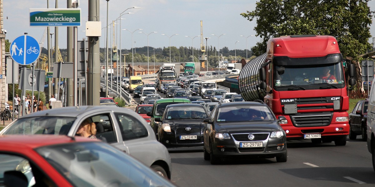 "W 2018 r. kierowcy z Ukrainy stanowili aż 72 proc. kierowców spoza UE pracujących w Polsce. W przypadku wyczerpania w najbliższym czasie zasobów pracowników z Ukrainy, przewoźnicy mogą rozważyć pozyskiwanie pracowników również z Azji Środkowej czy Południowej i Wschodniej" - wskazuje ekspert PwC. 