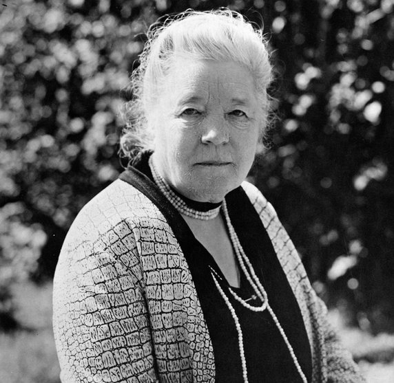 1909 r. — Selma Lagerlöf (Szwecja) — "w hołdzie wielkiemu idealizmowi, błyskotliwej wyobraźni i duchowej przenikliwości, które wyróżniają jej utwory"