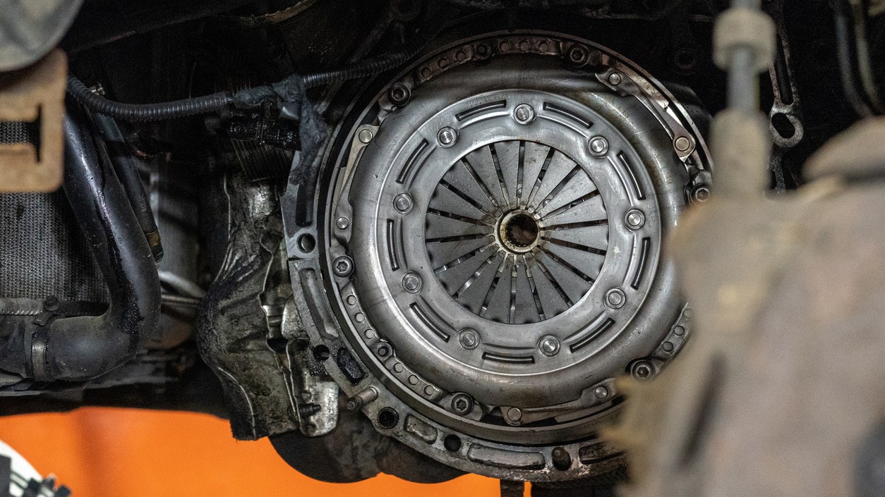 Jazda na nízkych otáčkach spôsobuje nadmerné vibrácie, ktoré ničia dvojhmotový zotrvačník. Slovenskí vodiči by mali motor udržiavať v optimálnom pásme kvôli životnosti ložísk. 