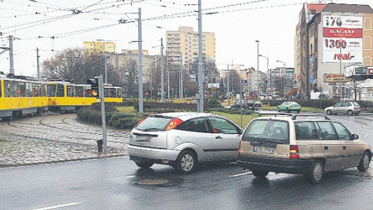 Kierowcy narzekają na rozregulowaną sygnalizację na rondzie Giedroycia. Tramwaje Szczecińskie sprawdzą działanie urządzeń.