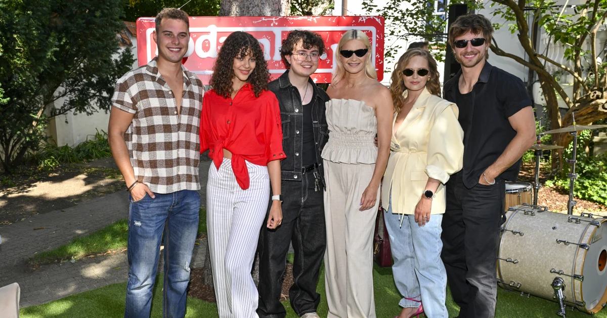 Nowy sezon "rodzinki.pl" już za chwilę. Gwiazdy wracają po 5 latach. Gdzie Karolak? [FOTO]