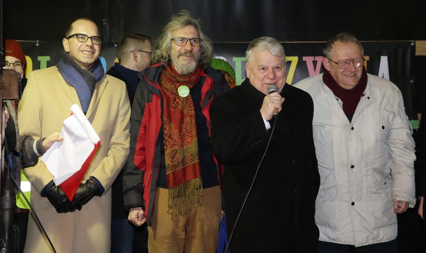 Michnik z opozycją bawi się pod Sejmem