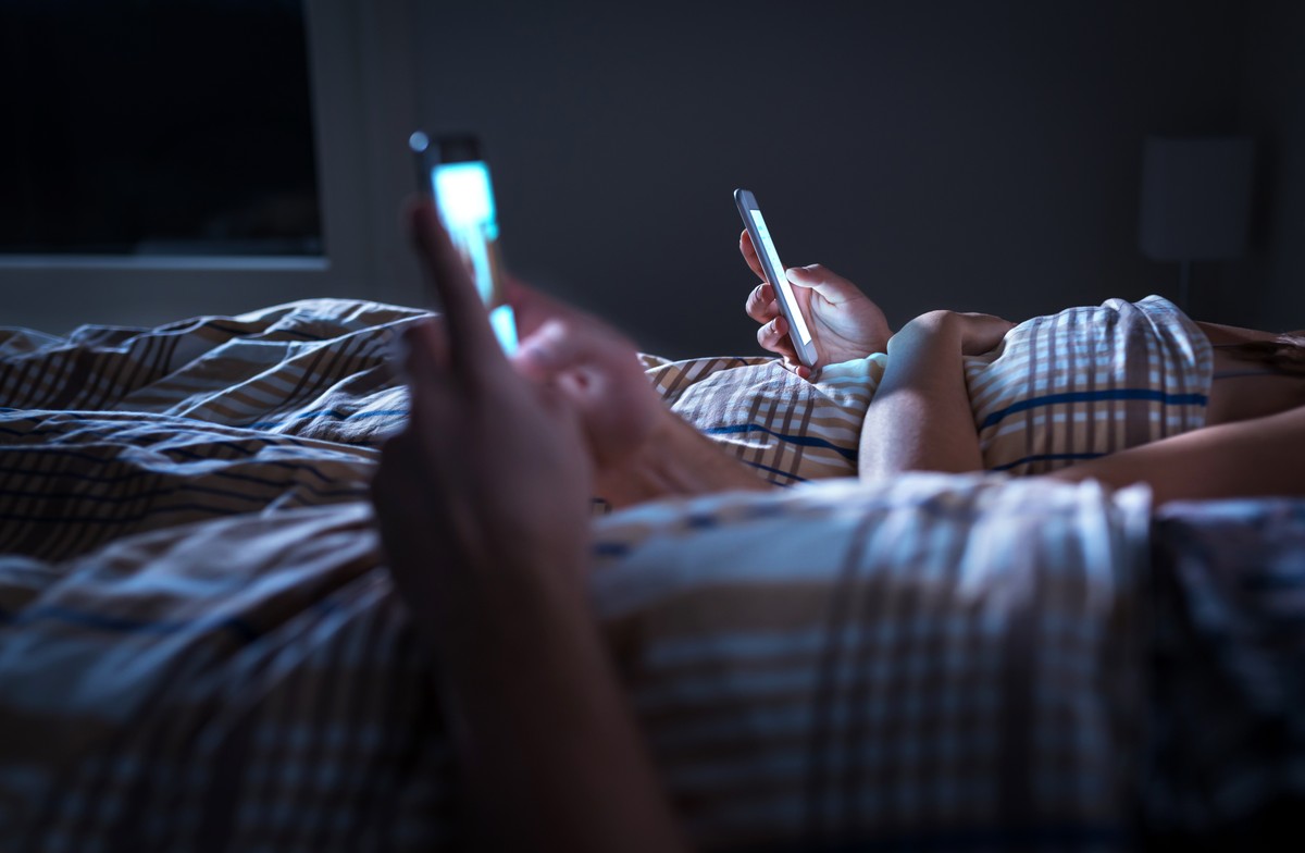 FOMO powstaje na bazie niskiej samooceny i nieustannego porównywania się z innymi