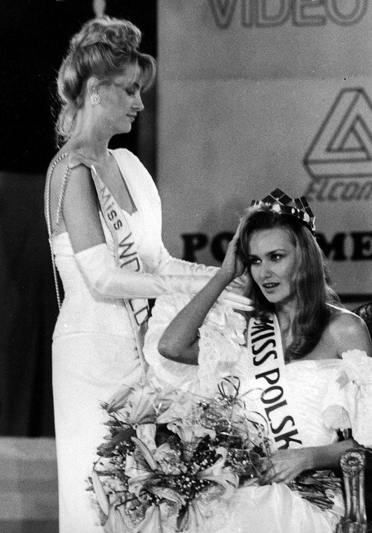 Miss Świata Aneta Kręglicka koronuje Ewę Szymczak na Miss Polski 1990, 1990 r.