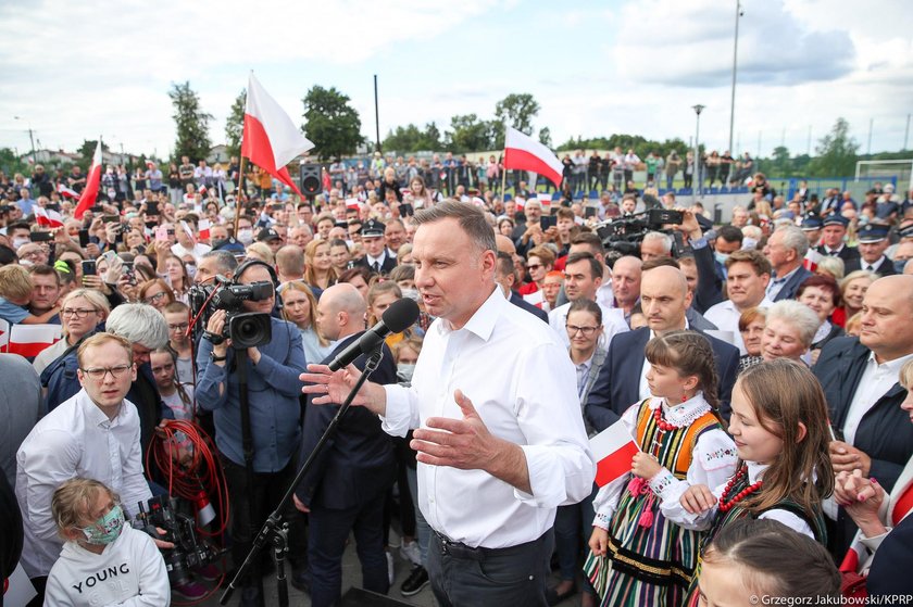 Politycy nic sobie nie robią z obostrzeń