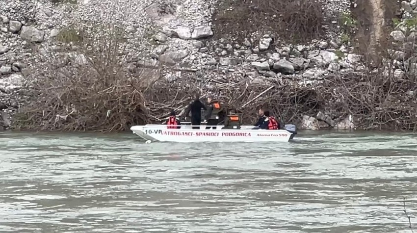 Spasioci pretražuju korito reke