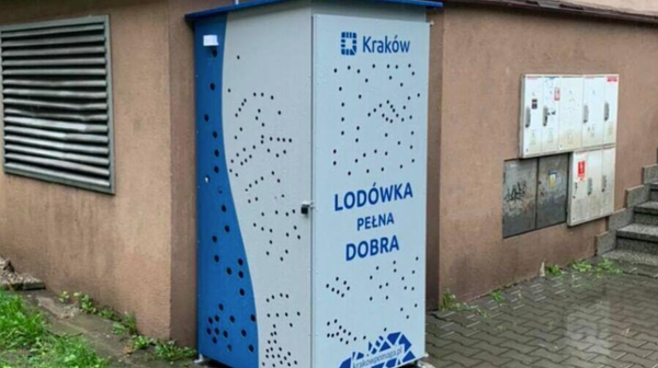 Na terenie Krakowa powstała czwarta już Lodówka Pełna Dobra.