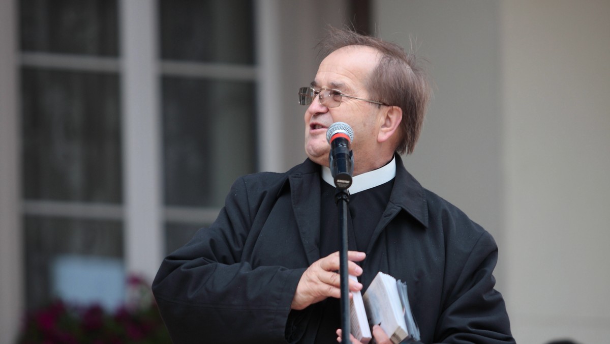 "Pan dyrektor z Torunia - On ma wszystko co trzeba - Siedem domów, samochód - Za to pójdzie do nieba" - tak zaczyna się utwór pomorskiej grupy "Holy Smoke" poświęcony o. Tadeuszowi Rydzykowi. Grupa, grająca ostrą muzykę, zasłynęła w zeszłym roku piosenką o Lechu Wałęsie.