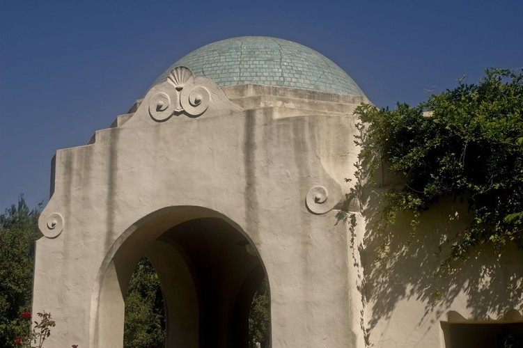 1. California Institute of Technology (Stany Zjednoczone)
wynik: 95,5 pkt/100 Absolwenci i pracownicy naukowi Caltechu do roku 2006 otrzymali 32 nagrody Nobla (m.in. Richard Feynman, J. Robert Oppenheimer i Robert Woodrow Wilson).