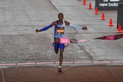 42,195 km w 2:00.35. Kelvin Kiptum ustanowił rekord świata w maratonie