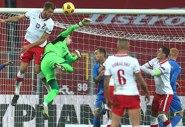 Polak Paweł Bochniewicz (L) i Andriy Lunin (2L) z Ukrainy podczas towarzyskiego meczu piłkarskiego na Stadionie Śląskim w Chorzowie