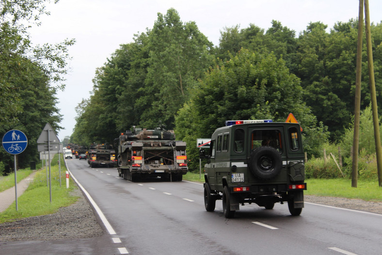 Wyjazd wojskowej kolumny uprzywilejowanej z jednostki 9 Braniewskiej Brygady Kawalerii Pancernej