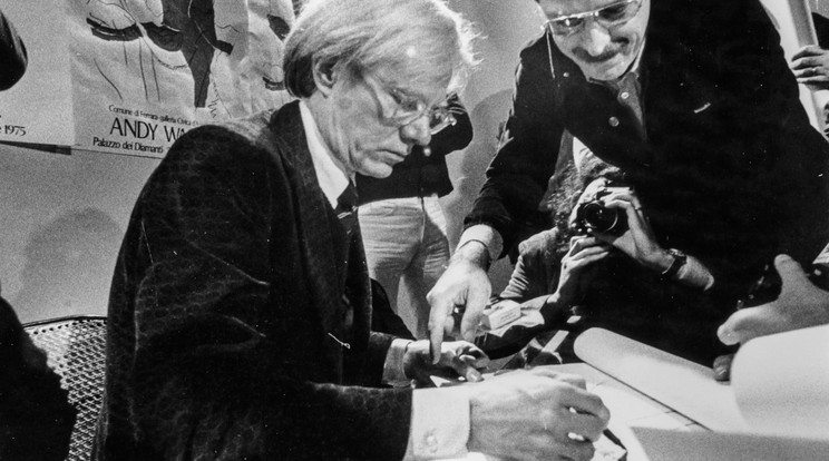 Itt éppen Andy Warholt fotózzák egy 1975-ös dedikáláson. Furcsa azt hallani a popkultúra egyik megteremtőjéről és legnagyobb ikonjáról, hogy, nem volt elég átalakító a munkája, hiszen az egész világlátásunkat átalakította. Az inkriminált fotó a popművész érintése nélkül nem lett volna híres. Ugyanakkor a fotó nélkül nem lett volna műalkotás, amelyben íly módon a fényképésznek is jelentős része volt. A bíróság szerint nagyobb, mint amennyit fizettek neki. / Fotó: NorthFoto