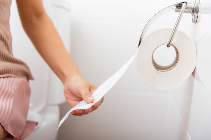 Ülni vagy guggolni? Egy tudós elárulja, miért rosszabb nyilvános WC felett tartani magunkat