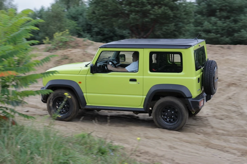 Suzuki Jimny to jedna z ostatnich terenówek "starej szkoły" – żeby móc utrzymać ją na europejskim rynku, Suzuki uciekło się do triku i sprzedaje ten model jako dwuosobowe auto dostawcze. 