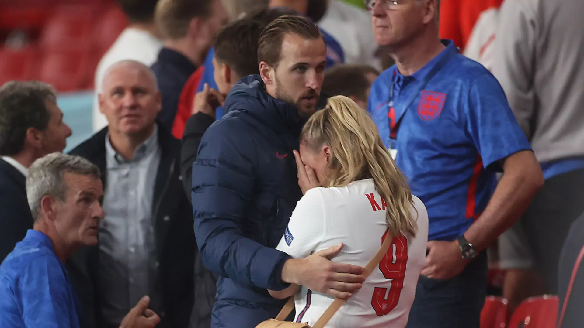 Harry Kane pociesza płaczącą żonę po przegranej z Włochami