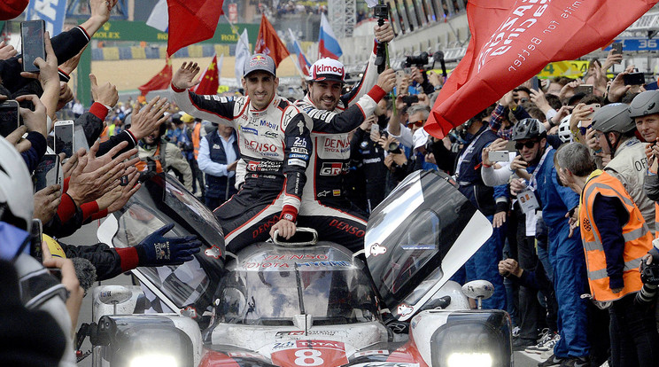 A Le Mans-i 24 óráson és az endurance-világbajnokságon is győztes csapat tagja volt (jobbra) /Fotó: Profimedia
