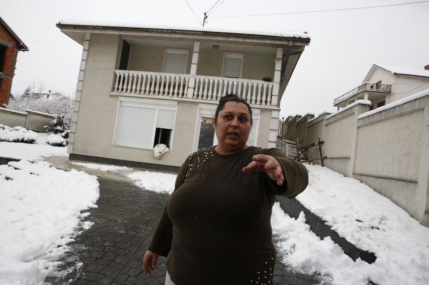 Nadežda ispred sporne kuće