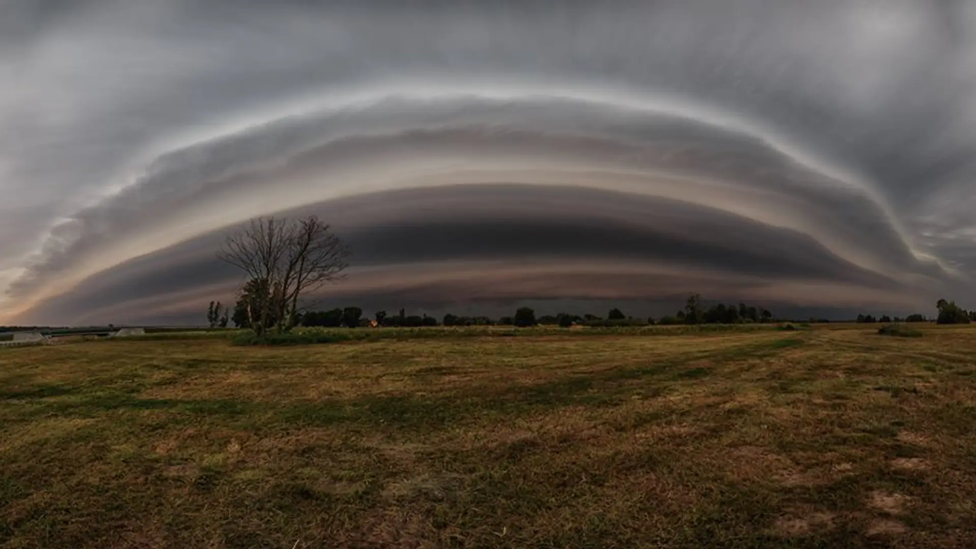 Tak wygląda armagedon, który przeszedł niedawno nad Warszawą. "Cuda na niebie"