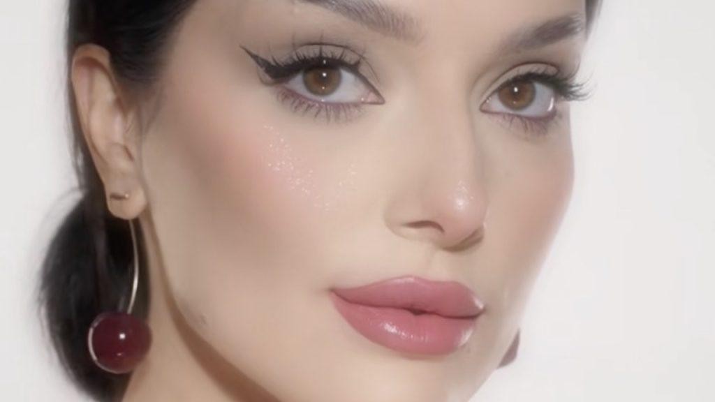 Výsledok triku je okamžitý – pery pôsobia plnšie, symetrické a bez nutnosti použiť kontúrku.