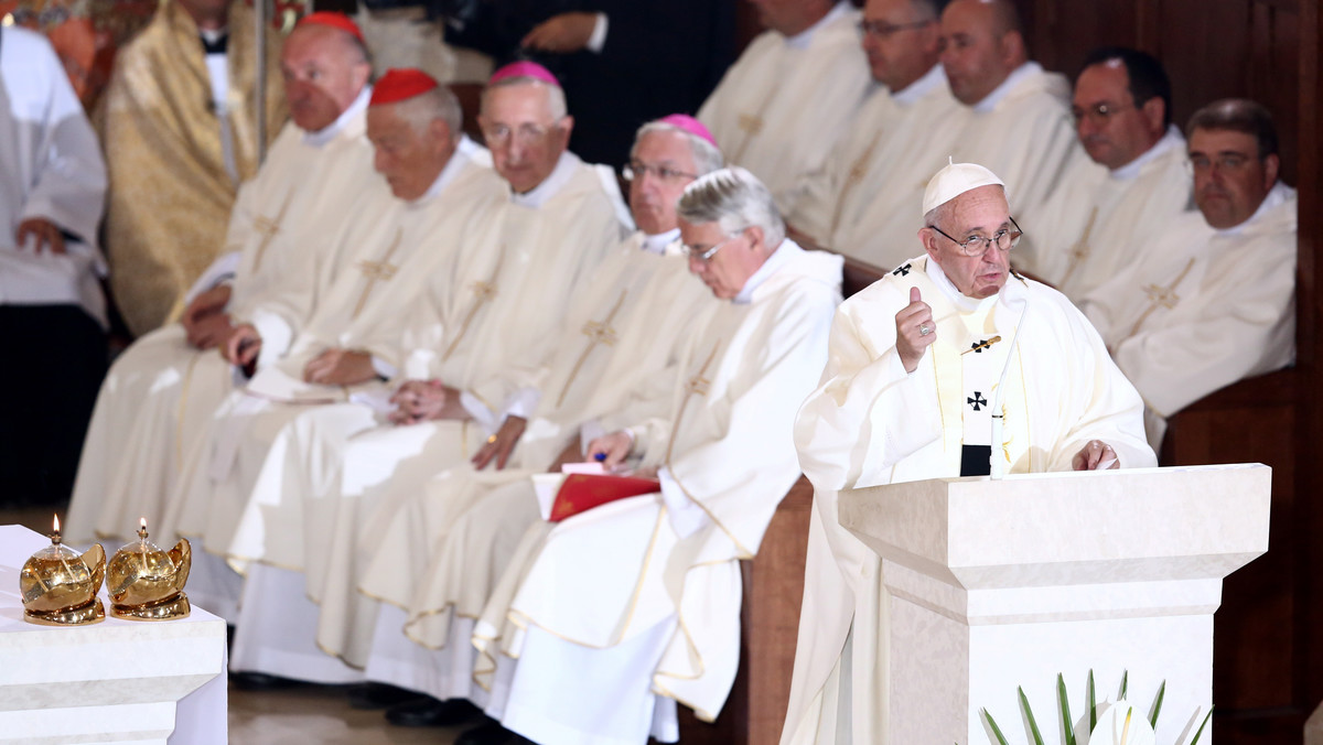 - Mamy wychodzić do ludzi i im służyć – te słowa papieża Franciszka za najważniejsze uznało wielu kapłanów, kleryków i zakonników uczestniczących we mszy św. w Sanktuarium św. Jana Pawła II w Krakowie z okazji ŚDM 2016. Papież w mocnych słowach zaapelował do duchownych m.in. o to, żeby nie byli zbyt surowi ludzi.