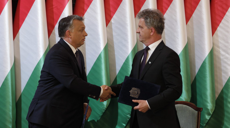 Orbán Viktor és Szarvas Péter polgármester kezet fog a Modern városok program keretében kötött együttműködési megállapodás aláírásán/ Fotó: MTI