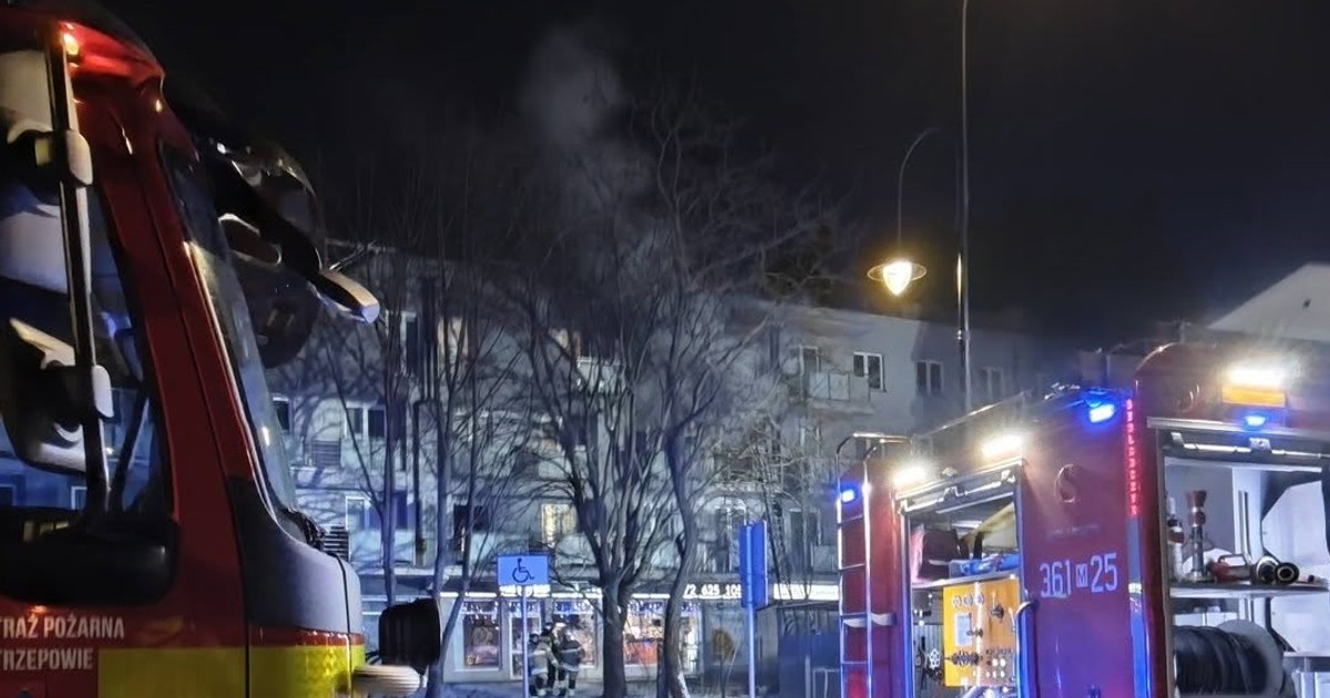 Wieczorny pożar bloku w Płocku. Mieszkańcy musieli uciekać w popłochu