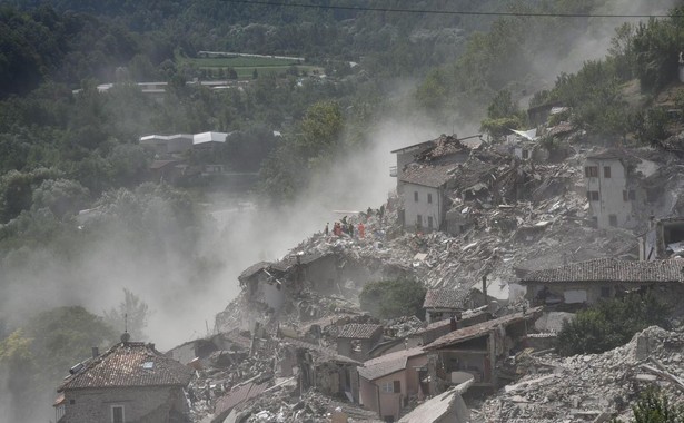 Tragedia we Włoszech. Miasta w gruzach, rośnie liczba ofiar [NAGRANIE Z HELIKOPTERA]