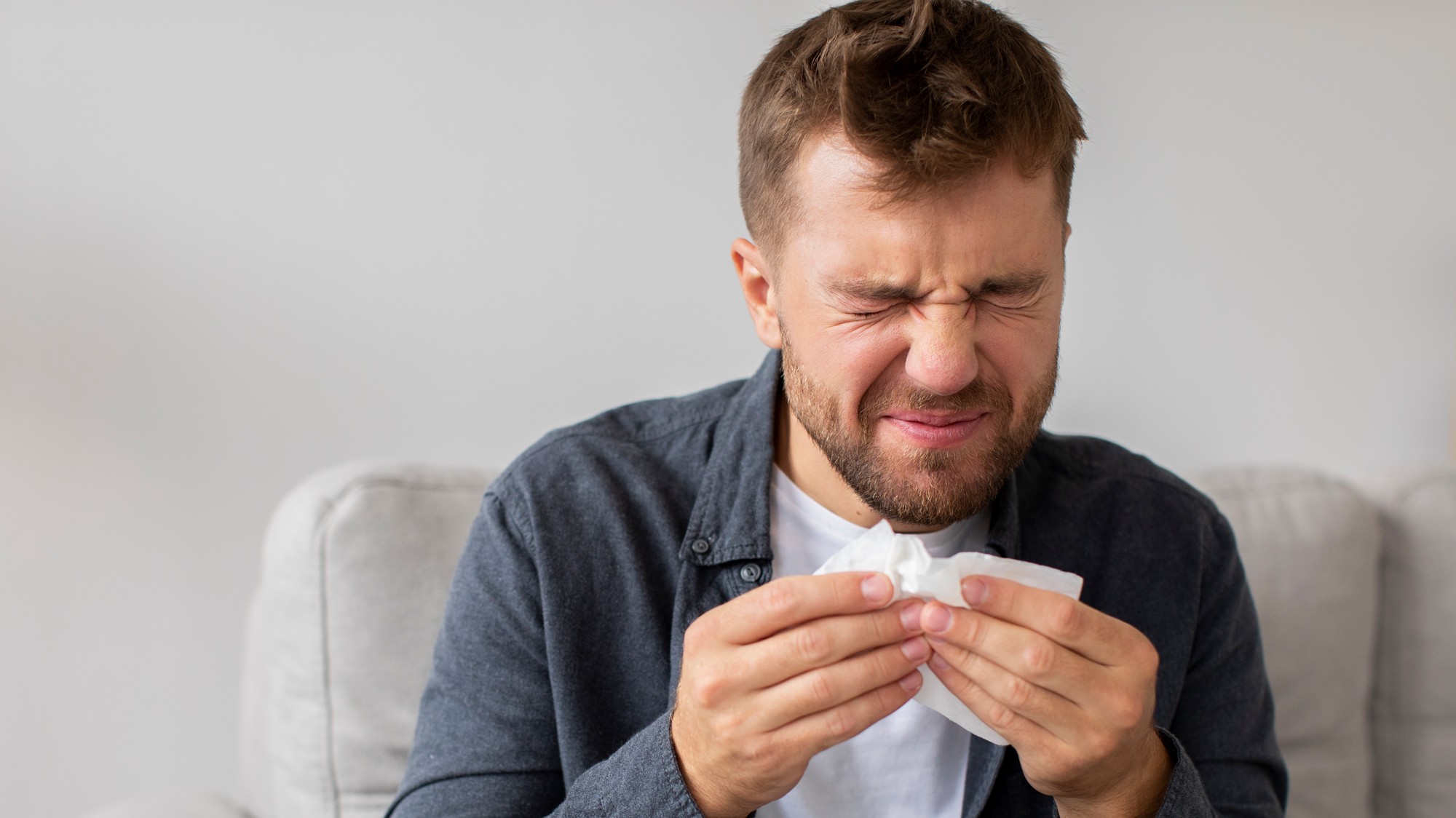 Potláčanie kýchnutia môže napáchať viac škody ako úžitku.