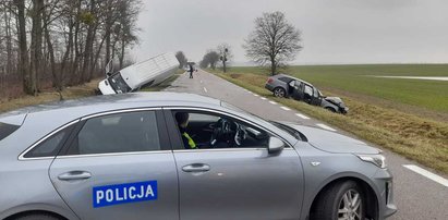 Czołowe zderzenie z busem. Pięć osób w szpitalu