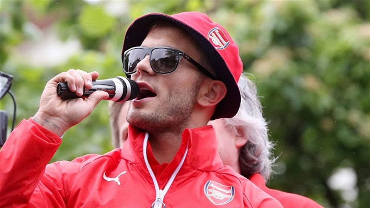 Jack Wilshere został ukarany 40 tysiącami funtów za swoje nieodpowiednie zachowanie podczas parady, gdy Arsenal świętował zdobycie Pucharu Anglii. 23-letni pomocnik intonował obraźliwe przyśpiewki na odwiecznego rywala z Północnego Londynu - drużynę Tottenhamu Hotspur.