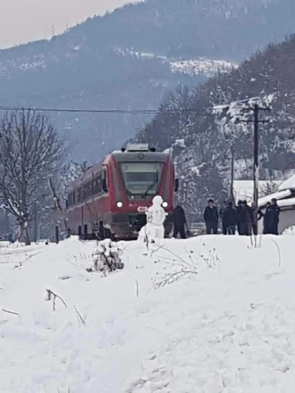 Sneško blokirao pružni saobraćaj