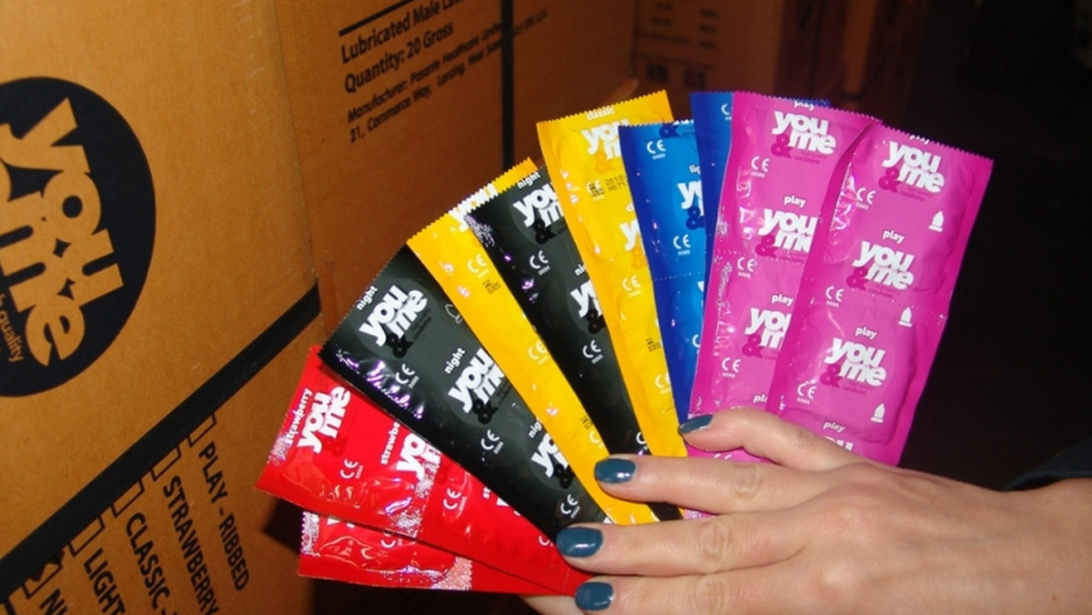 Prawie półtora miliona podrobionych prezerwatyw - opatrzonych bezprawnie znakiem towarowym, którego właścicielem jest firma z Czech, przechwycili gdyńscy celnicy. Towar znaleziono w kontenerze, który przypłynął z Chin.