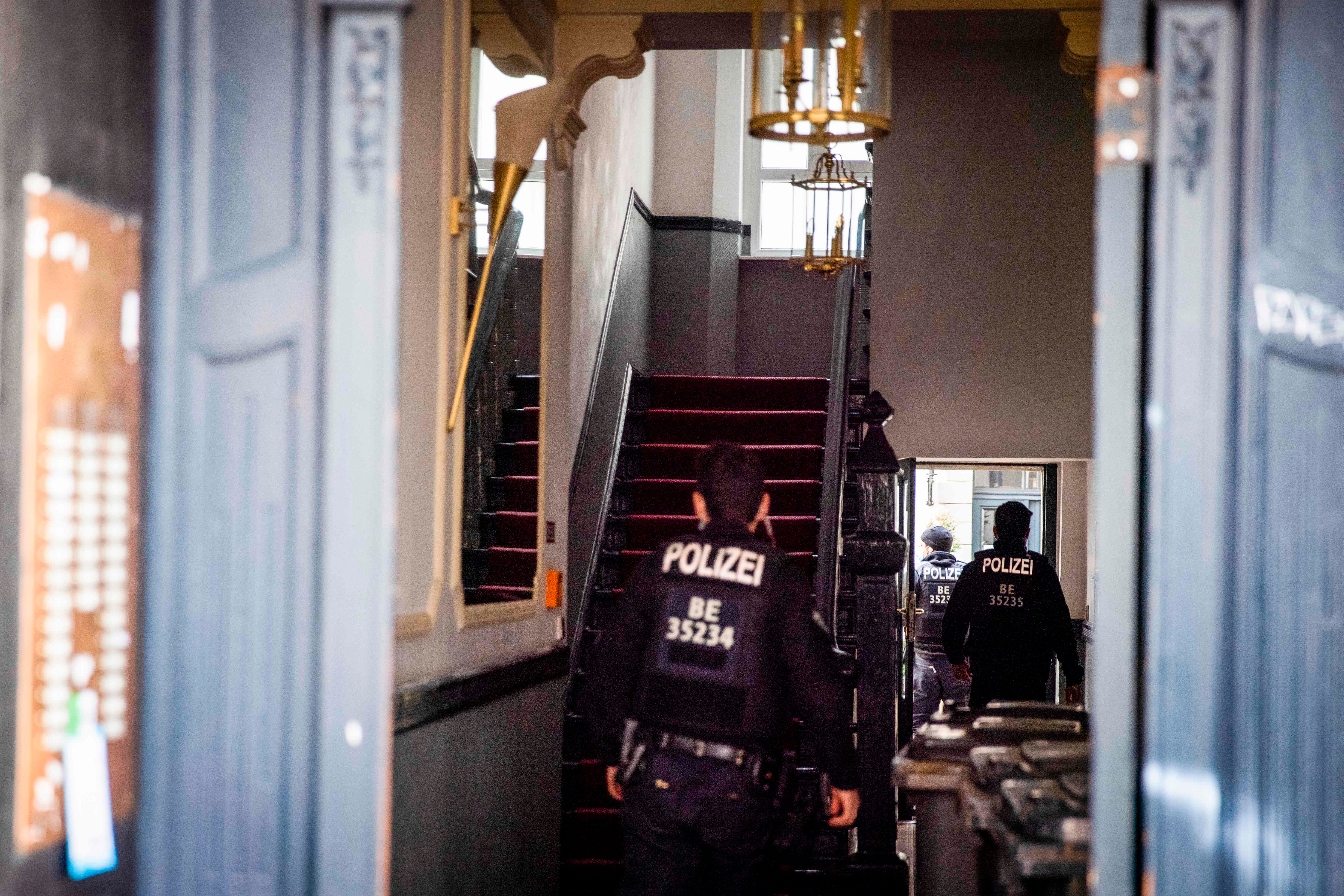 Großrazzia in Berliner Bars: Polizei findet Pistole in Toilette