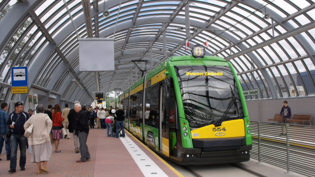 Konkurs na lektora zapowiadającego kolejne przystanki w tramwajach i autobusach ogłosił Zarząd Transportu Miejskiego w Poznaniu. Obecnie do czytania komunikatów w pojazdach wykorzystywany jest syntezator mowy .