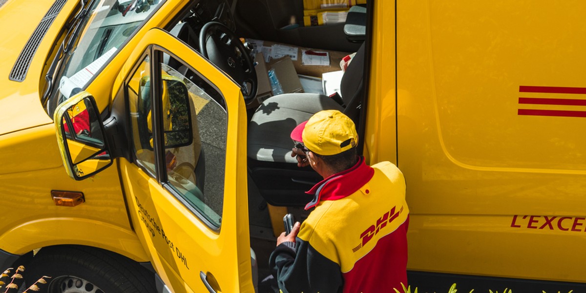 DHL poinformowała, że oszuści wykorzystują wiadomości e-mail i grafiki, które na pierwszy rzut oka wyglądają jakby zostały wysłane przez firmę