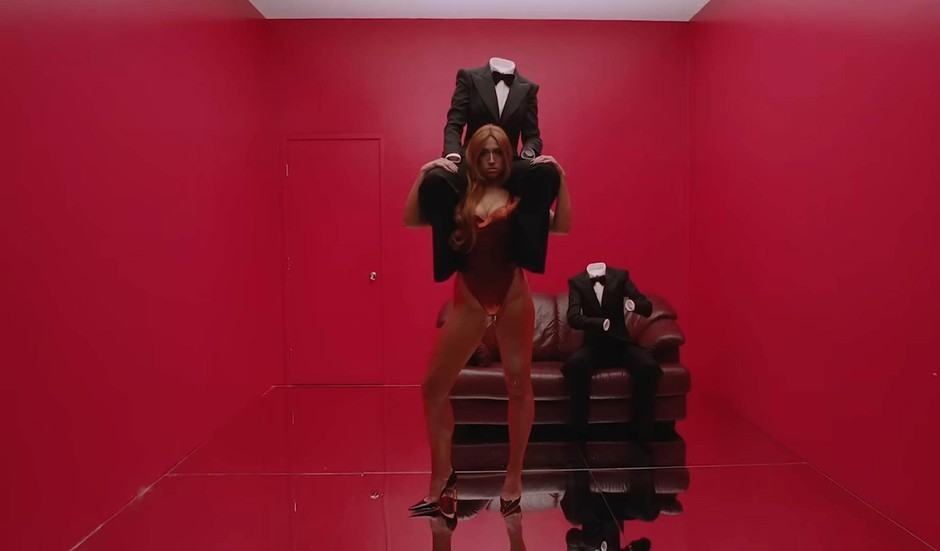 Tate McRae nosi Viktor & Rolf