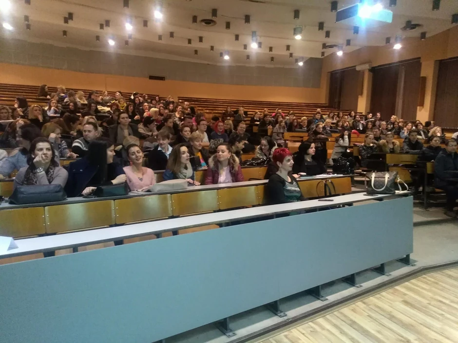 Roditelji i vaspitači na predavanju dr Rajovića u Nišu