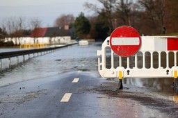 Powódź, a przewóz towarów drogą lądową. Kto ponosi odpowiedzialność za opóźnienia?