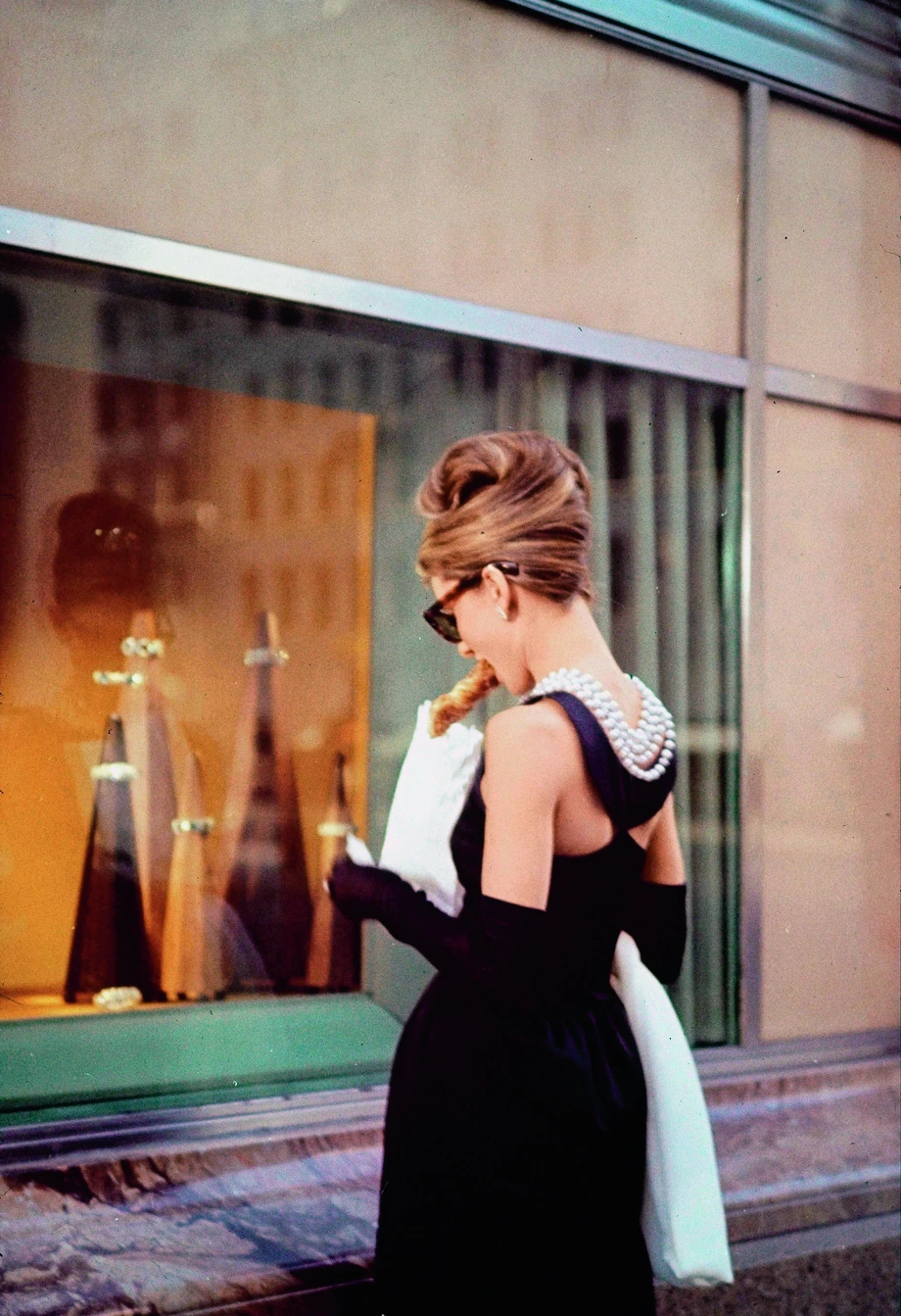 Film "Śniadanie u Tiffany'ego" przyczynił się do popularyzacji marki. Był też punktem zwrotnym w karierze Audrey Hepburn
