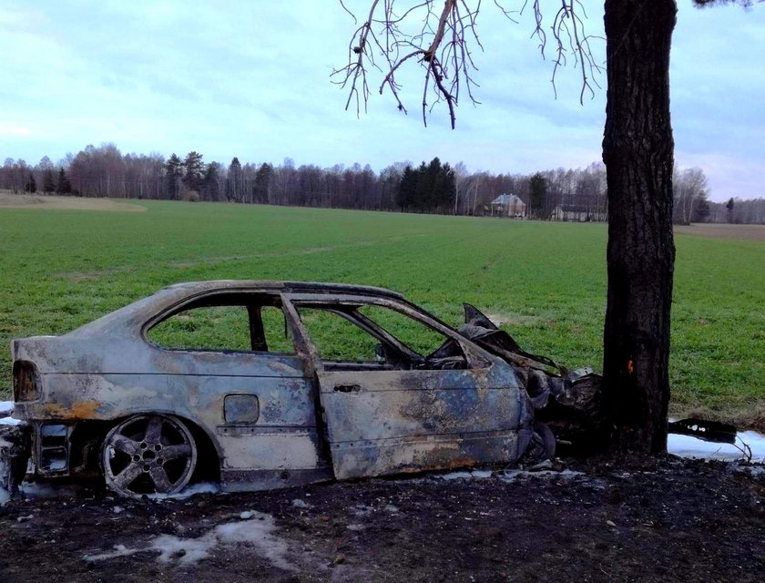 Dramatyczny pościg na Podlasiu. Auto uderzyło w drzewo i spłonęło