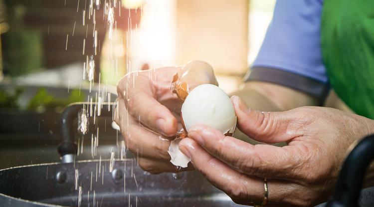 Így szedem le a főtt tojásról a héját pillanatok alatt... és még sok szuper konyhai trükk Fotó: Getty Images