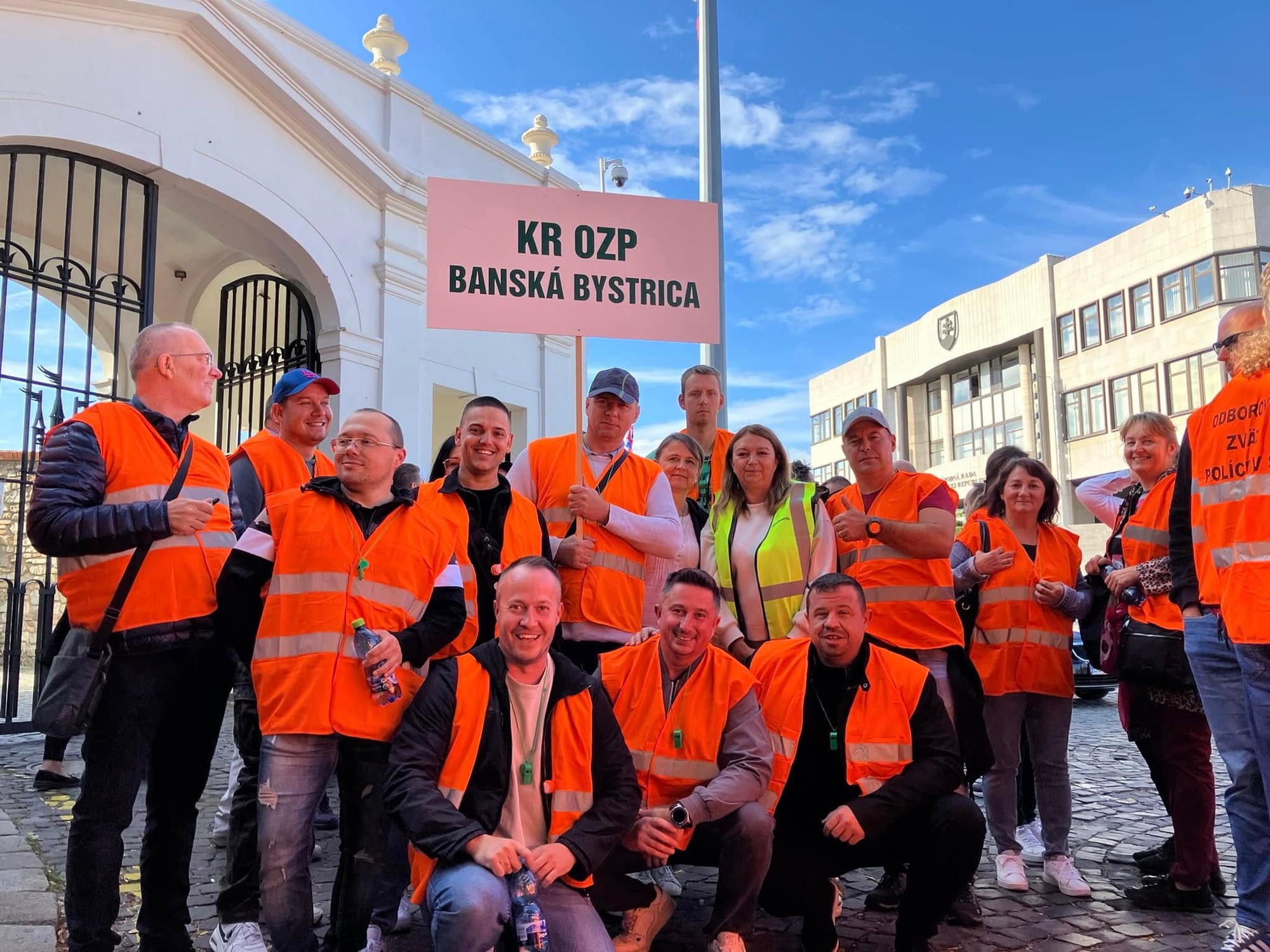 Policajní odborári zvolali pred parlament zhromaždenie proti zmrazeniu platov.