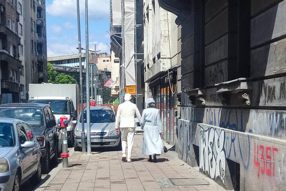 (FOTO) Tako su MOĆNO prošli Kosovskom, da je ulica zablistala: Jedna slika puna elegancije i emocije