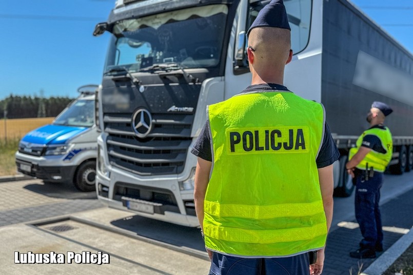 Policja kontroluje kierowców samochodów ciężarowych, ciężarówka, TIR