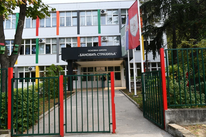 U OŠ "Strahinja Banović" dečak pao kroz prozor