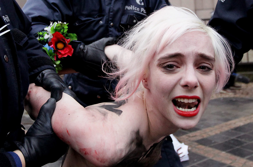 Roznegliżowany Femen protestuje mimo mrozu