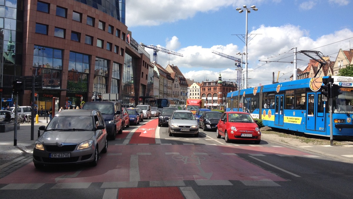 Od poniedziałku na największych wrocławskich skrzyżowaniach ruchem będzie kierować policja. Tak będzie przynajmniej przez pięć dni. W ten sposób wrocławscy urzędnicy zamierzają nie dopuścić do komunikacyjnego paraliżu w związku z rozpoczynającym się 3 października rokiem akademickim.