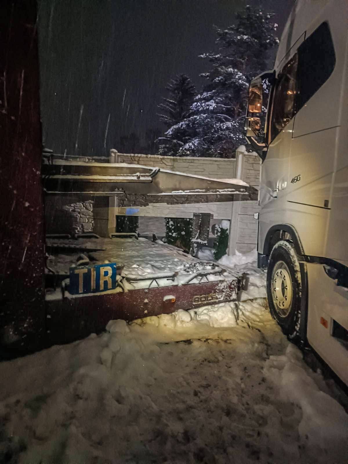 Vodič kamióna narazil do návesu pri Vyšnom Nemeckom. 